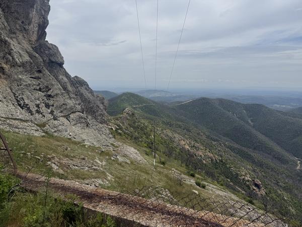 <h3>Verbrand zover het oog reikt</h3><p>Berg na berg staan er alleen boomstronken, tot de bergtoppen toe.</p>Apple met iPhone 16 Pro back triple camera 6.765mm f/1.78, 1/8130 sec  bij F1.8, ISO 80